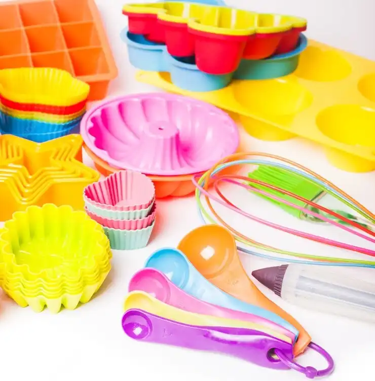 Utensilios de repostería, cortadores, moldes, espátulas y medidores