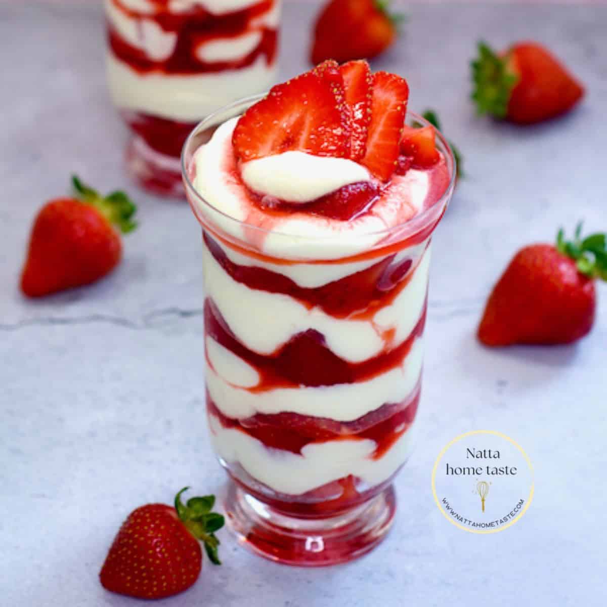 Fresas con crema fresca en presentación cremosa y apetecible.