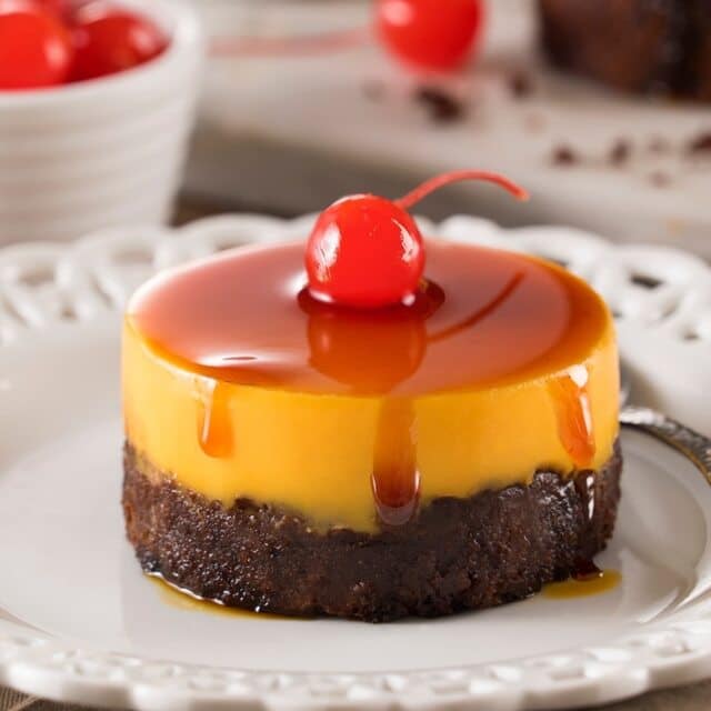 Chocoflan casero con capas de chocolate y flan cremoso