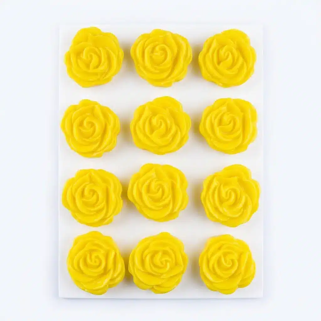 Rosas planas de azúcar para decoración de repostería, ideales para adornar pasteles, cupcakes, galletas y otros postres.